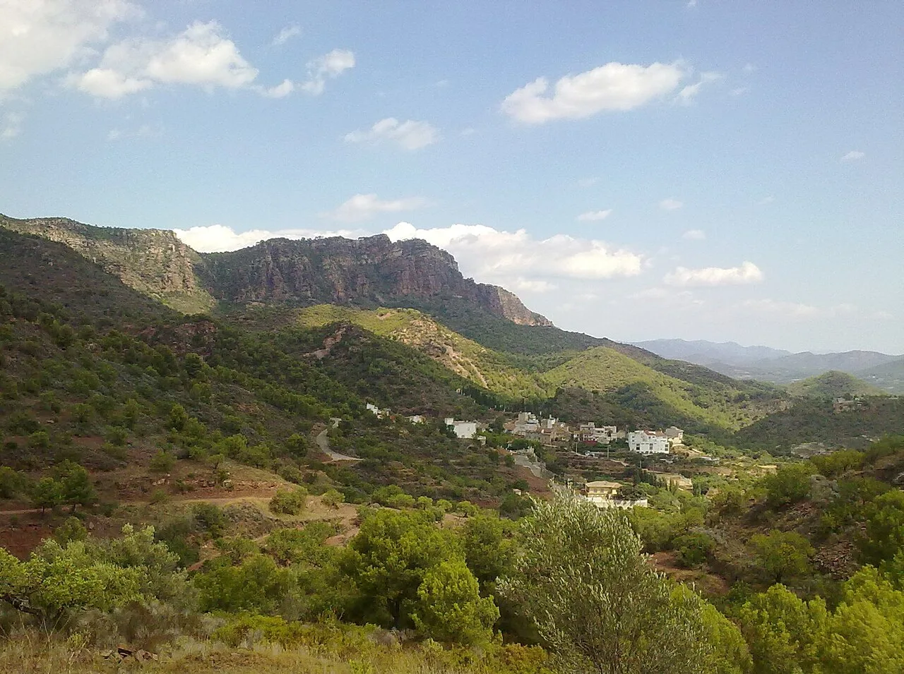 Paisaje de montañas y vegetación en Segart, Valencia.