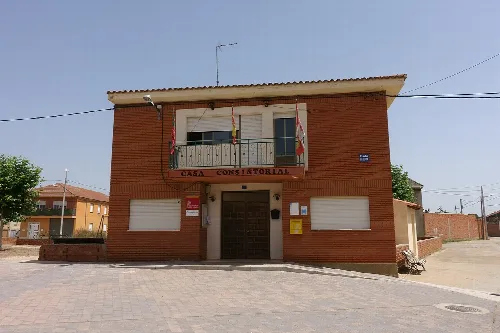 Rathausgebäude in Matilla de Arzón, Zamora, mit Flagge am Balkon.
