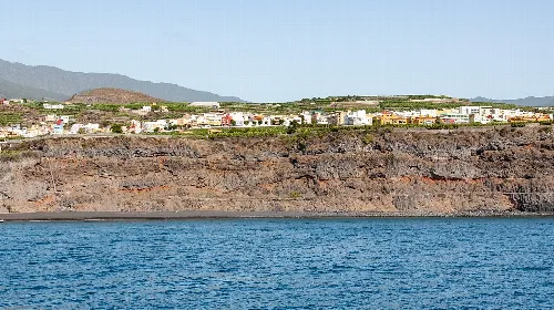 Blick auf den Hafen und den Strand von Tazacorte auf La Palma.