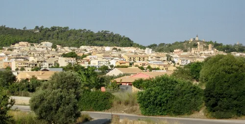 Landschaft mit Häusern und Bäumen in Son Servera, Mallorca.