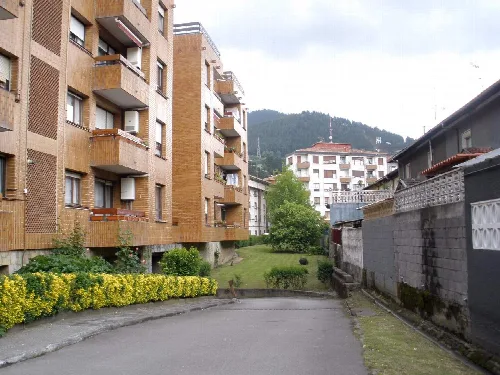 Edificios residenciales y espacio verde en Arrigorriaga.