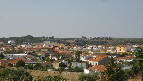 Panoramablick auf Häuser und Gebäude in Cordobilla de Lácara.