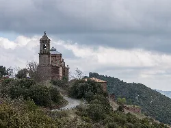 Basílica de San Gregorio Ostiense en Sorlada, Navarra, en una colina con un camino delante.