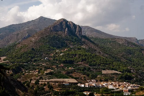 Municipi de Bolulla (Marina Baixa, País Valncià) als peus de la Penya de l'Or.