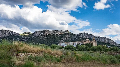 Landschaft mit Bergen und Stadt in Tivissa.