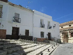 Escaleras y edificios blancos en una plaza de Coín, Málaga.