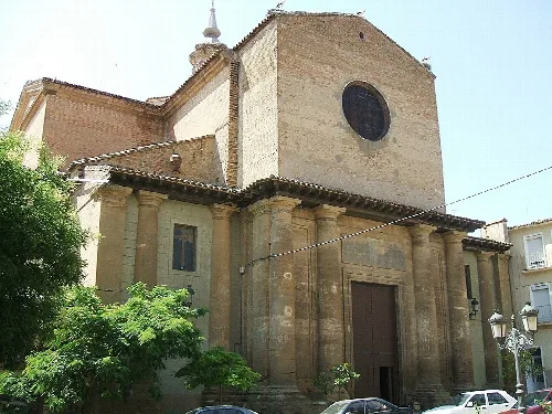 Kirchenfassade mit Säulen und Holztür in Sariñena.