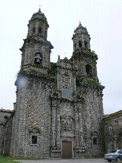 Steinfassade mit Türmen und barocken Details des Klosters in Sobrado.