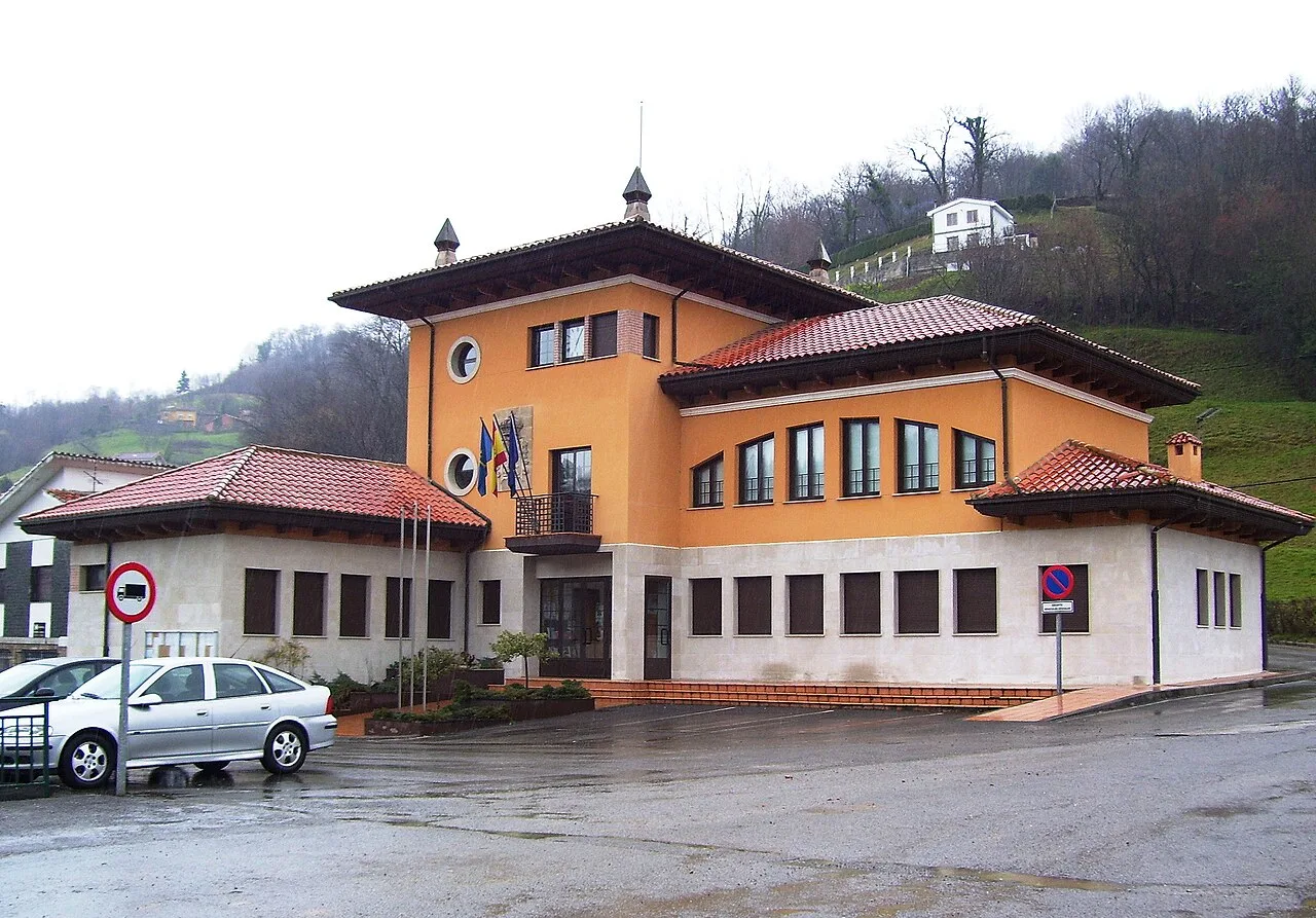 Rathaus von Bimenes mit mehreren Fenstern und rotem Dach.