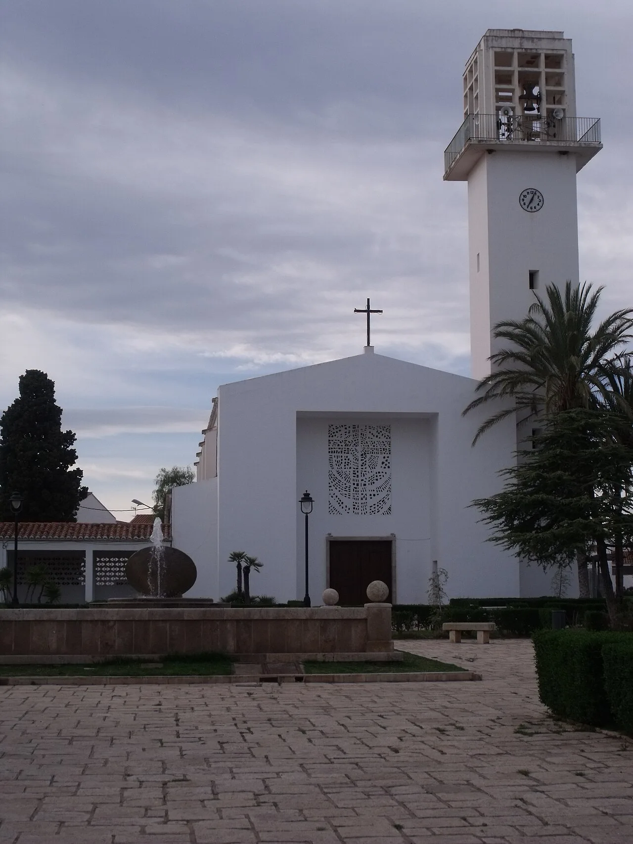 Weiße Kirche mit Turm und Kreuz in Marines, Valencia.