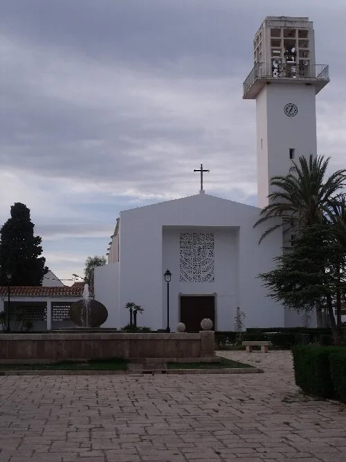 Weiße Kirche mit Turm und Kreuz in Marines, Valencia.