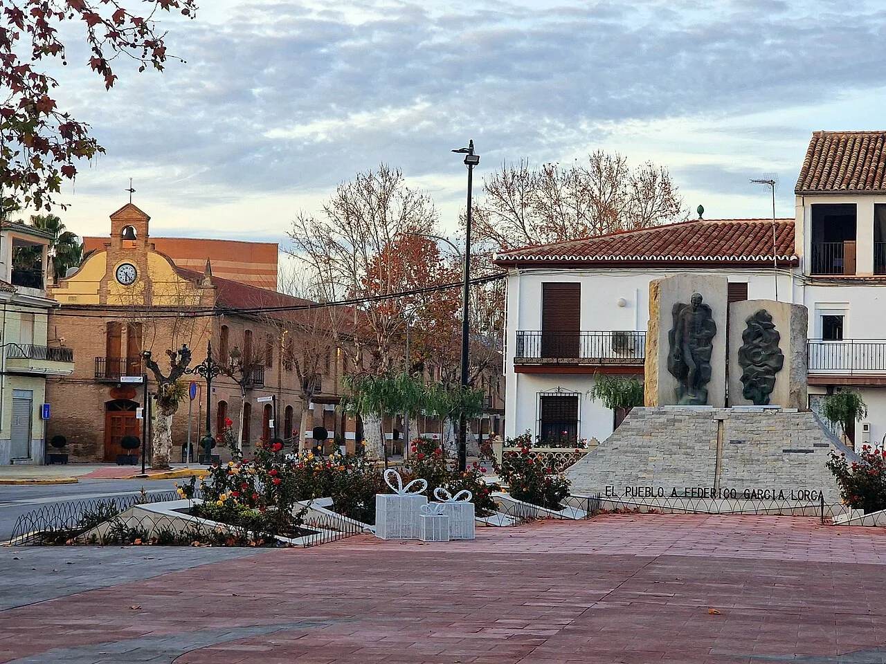 Lorca-Denkmal und Kulturzentrum in Fuente Vaqueros mit Bäumen und alten Gebäuden.