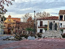 Lorca-Denkmal und Kulturzentrum in Fuente Vaqueros mit Bäumen und alten Gebäuden.