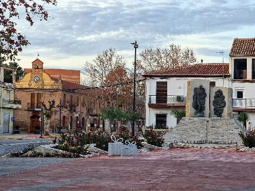 Lorca-Denkmal und Kulturzentrum in Fuente Vaqueros mit Bäumen und alten Gebäuden.