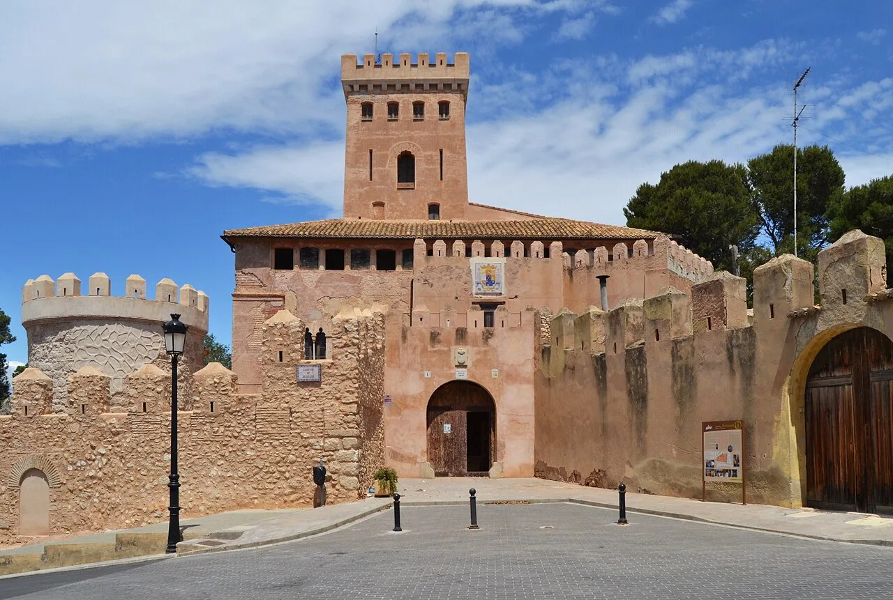 Castillo con murallas y torre en Benissanó, Valencia.
