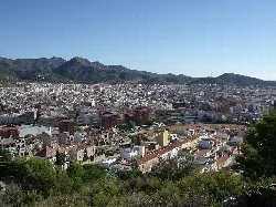 Blick auf die Stadt Vall de Uxó mit Bergen im Hintergrund.