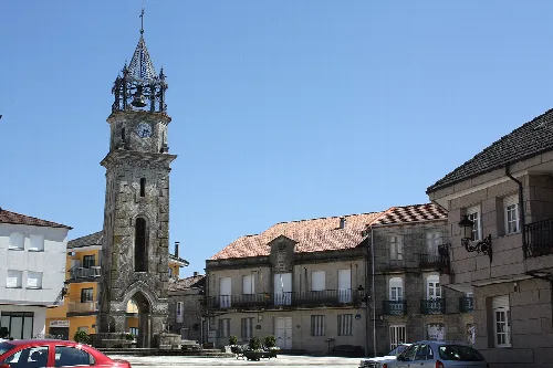 Praza do reló e, á dereita, o edificio do concello (San Cristovo de Cea, Ourense).