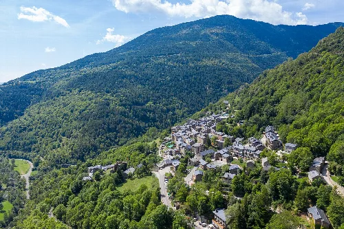 Dorf Queralbs umgeben von Bergen und Wäldern.