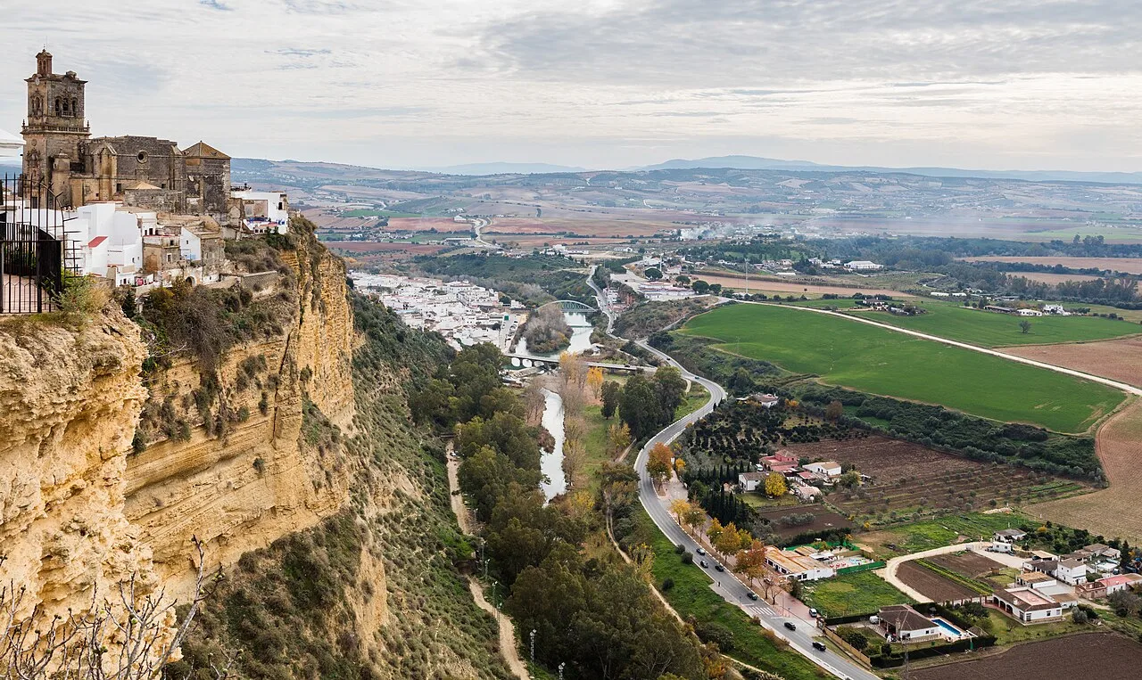 Panoramischer Blick auf Arcos de la Frontera von einem Aussichtspunkt auf einem Hügel