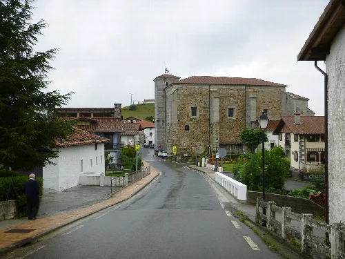 Straßen von Abaltzisketa mit alter Kirche und traditionellen Häusern.