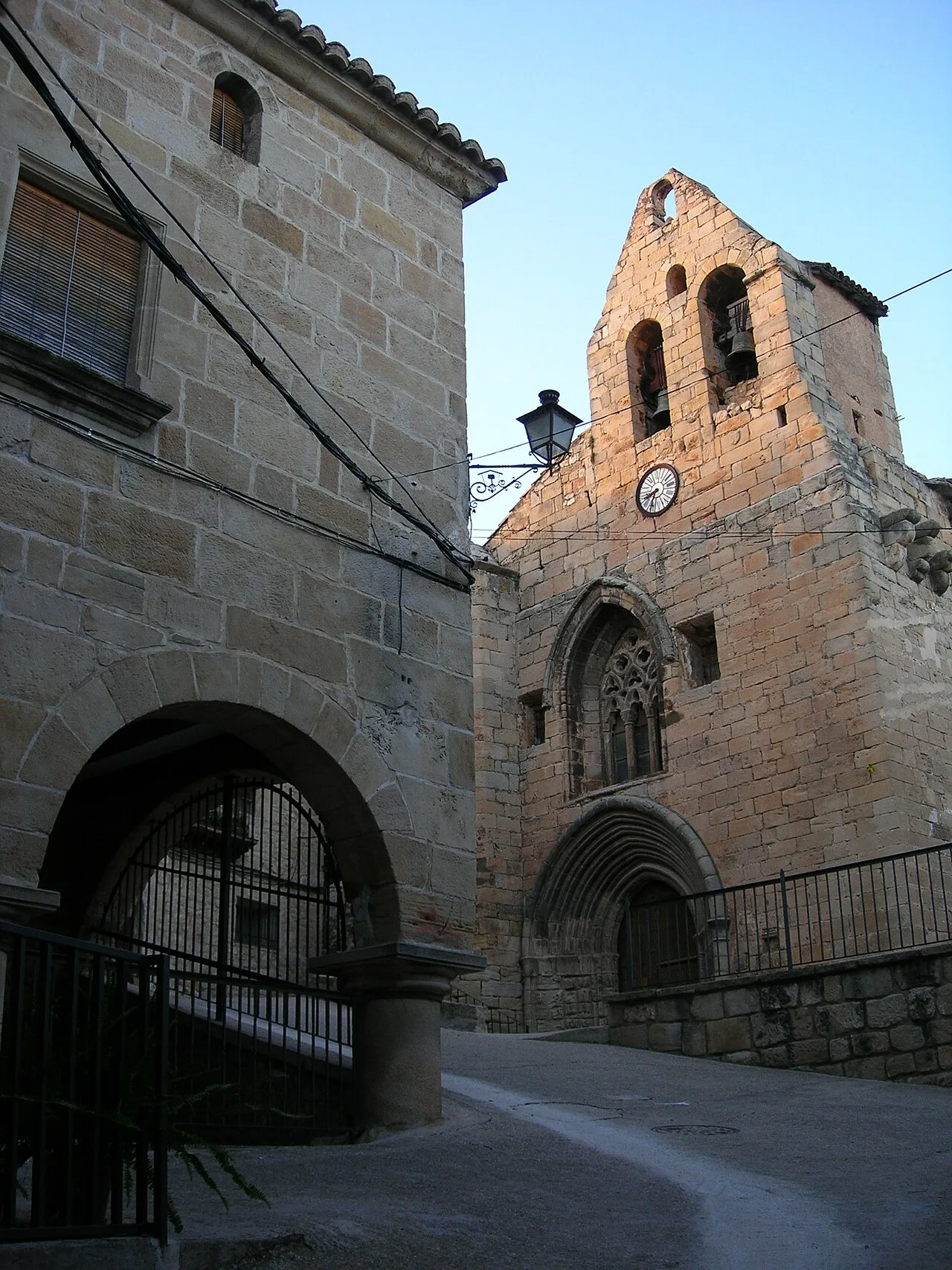 Iglesia de Santiago Apòstol con campanario y reloj en Lledó.
