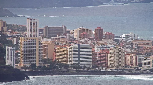 Vista de edificios y puerto en Puerto de la Cruz, Tenerife