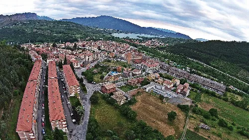 Luftaufnahme von La Pobla de Segur mit Gebäuden, Straßen und Bergen im Hintergrund.