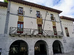 Edificio con arcos en la planta baja y balcones en la superior en Mutriku.