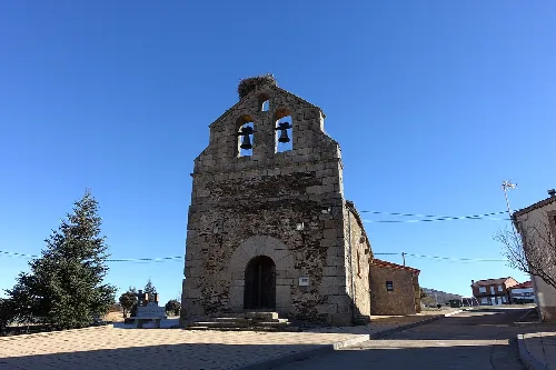 Kirche San Pedro Apóstol mit Ruine des Glockenturms in Aldeanueva de la Sierra.