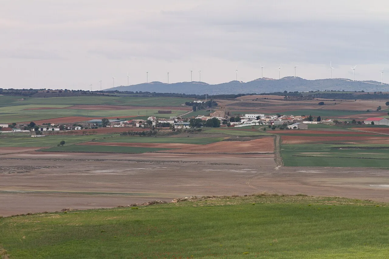 Ländliche Landschaft mit Feldern und Windmühlen in El Hito.