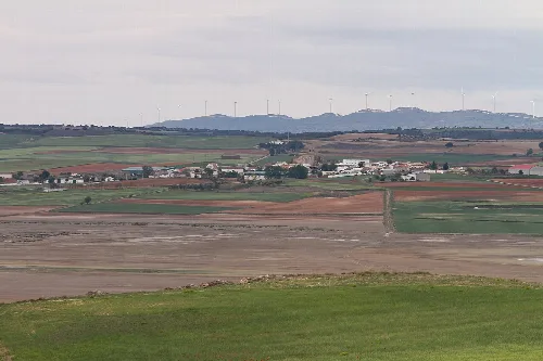 Ländliche Landschaft mit Feldern und Windmühlen in El Hito.