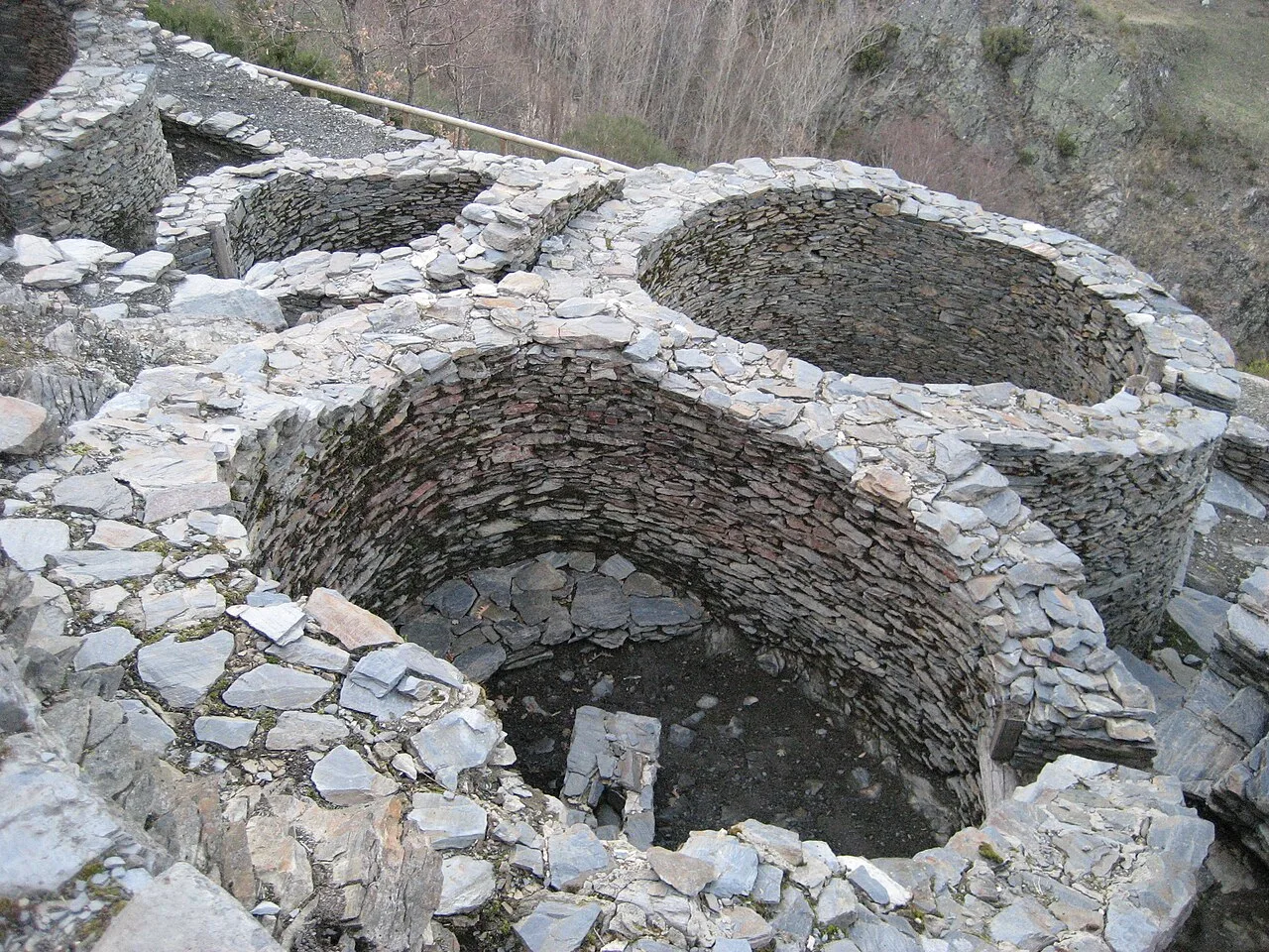 Estructura circular de piedra en el Castro de Chano.