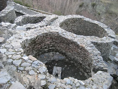 Steinerne runde Struktur im Castro de Chano.