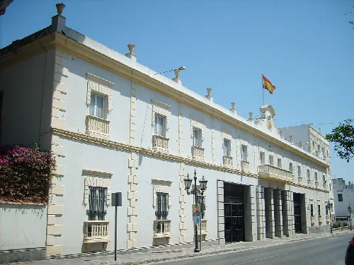 Weißes Gebäude mit Fenstern und Flaggen in San Fernando.