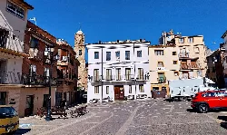 Plaza Fueros en Ablitas, Navarra, con edificios y cielo azul.