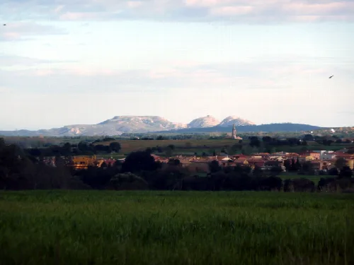 El massís del Montgrí i el campanar de Borrassà (Alt Empordà) il·luminats pel sol ponent. Fotografia presa des de Vilanant (Alt Empordà).