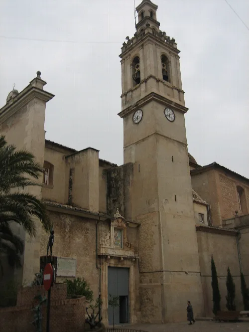 Kirchturm mit Uhr in Albalat de la Ribera, Valencia.