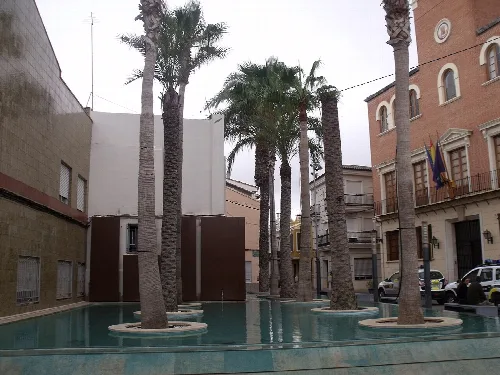 Palmen und Teich auf dem Rathausplatz in Alcàsser.