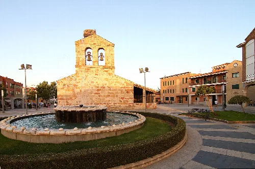 Brunnen und Steinkirche auf dem Platz der Verfassung, Carbajosa de la Sagrada.
