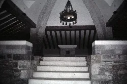 Innenansicht der Kapelle mit Altar und Kronleuchter.