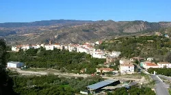 Panoramic view of Murchas with white houses and mountains in the background.