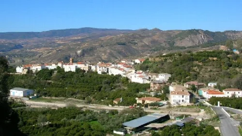 Panoramablick auf Murchas mit weißen Häusern und Bergen im Hintergrund.