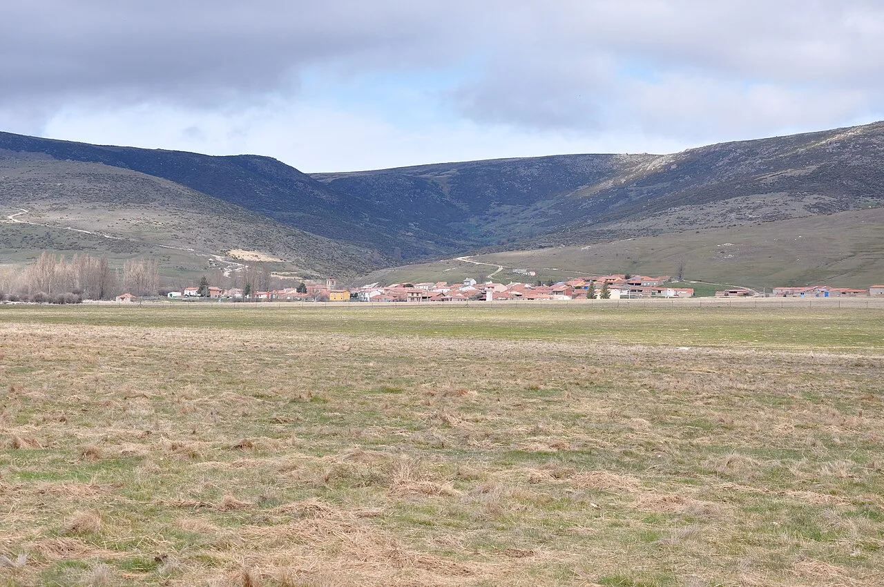 Landschaft mit Tal, Fluss und Bergen in Garganta del Villar.