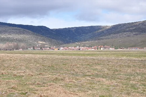 Landschaft mit Tal, Fluss und Bergen in Garganta del Villar.