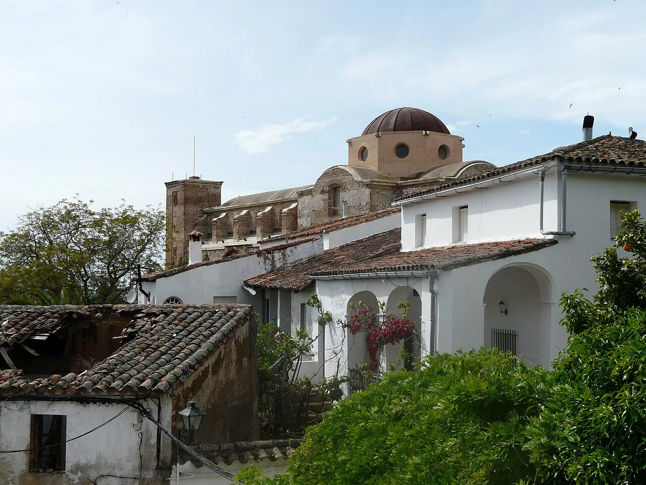 Weiße Häuser und eine Kirche in Castaño del Robledo.