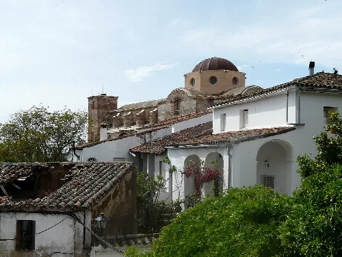 White houses and a church in Castaño del Robledo.