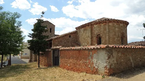 Alte Kirche mit Turm und Steinmauern in Golmayo