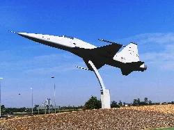 Reaktorflugzeug auf einem Sockel in Talavera la Real.