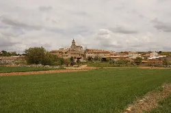 Panoramic view of Fontioso with houses and a bell tower in the center.