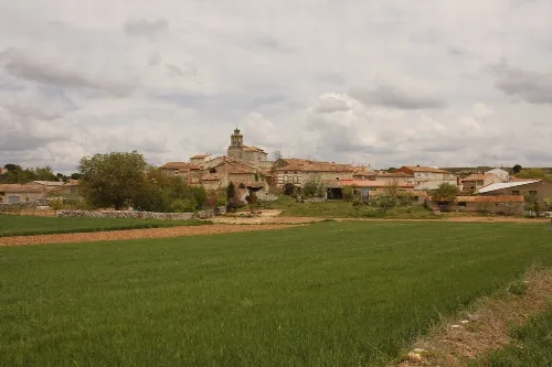 Panoramic view of Fontioso with houses and a bell tower in the center.